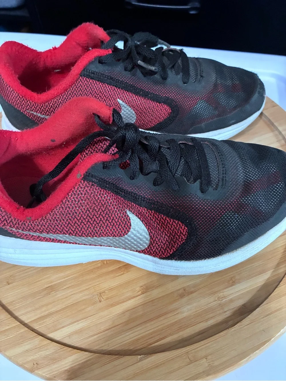 Nike Kids Black and Red Low-Top Sneakers